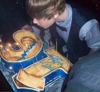 cremeebeen's tweet photo. Usher: "You won't be 16 forever." #HappyBirthdayJustinBieber https://t.co/8KZWbbN0uq