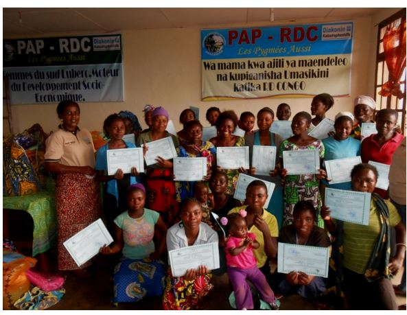 paprdc2's tweet photo. PAP-RDC remet des kits de réinsertion aux femmes formées en art et métiers https://t.co/7bf81hJmIv https://t.co/OoV2bn1a5s