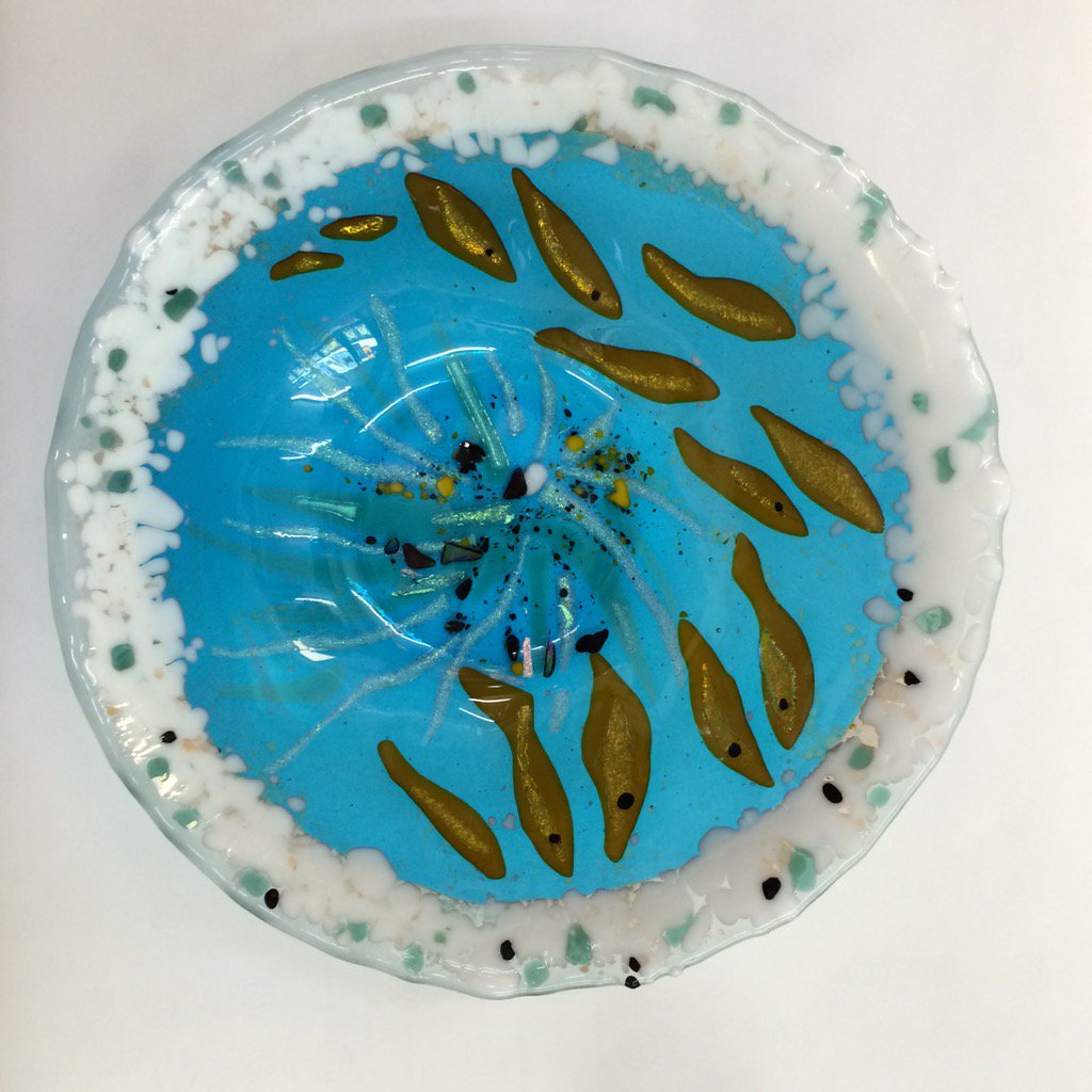 angelabradyRIBA's tweet photo. Hot out of the kiln : Goldfish "Feeding time" &amp; "Cats eyes" #fuseglass @7HandsCrafts https://t.co/wWb2h0Rh9k