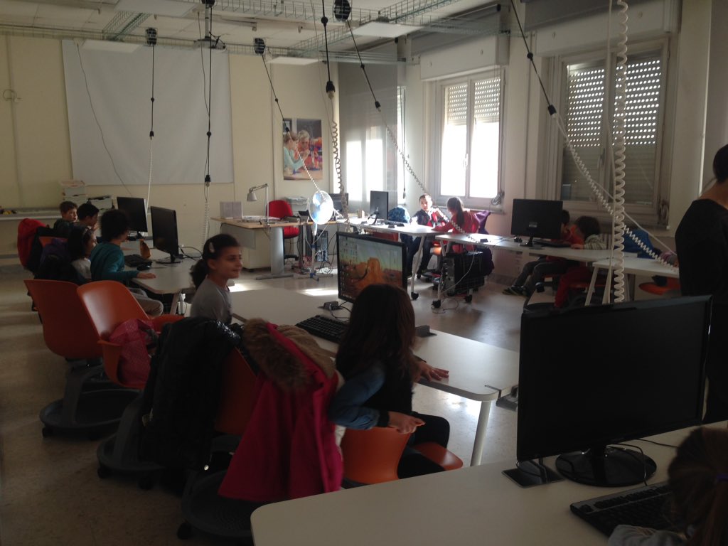 Fiammetta_FMD's tweet photo. E anche oggi tanti colori al #roboticenter tra poco inizia la lezione #robotics e inizia marzo #romecup2016 #Roma https://t.co/H0FYtvNA2a