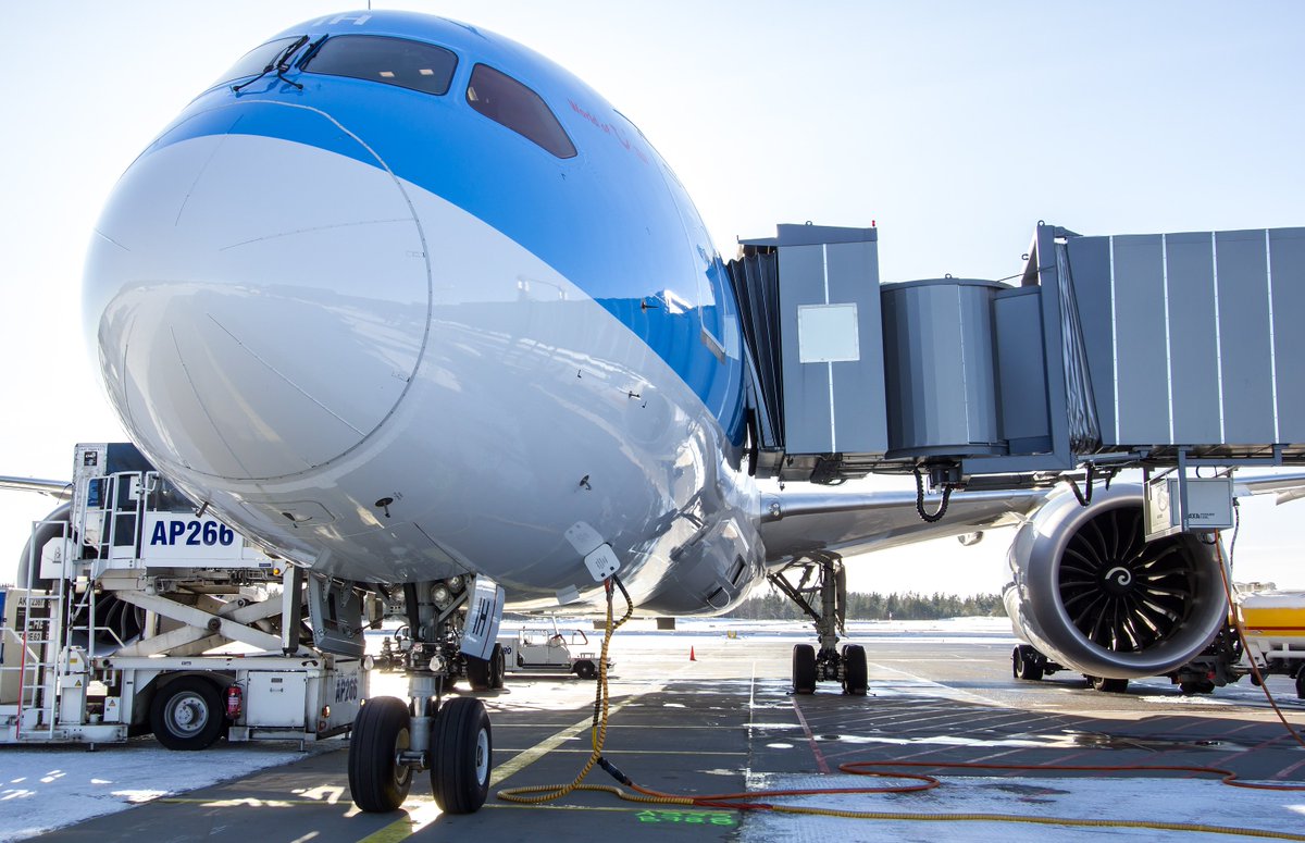 Finavia's tweet photo. #Dreamliner visited the first time at #Oulu #airport. What a beauty! #avgeek https://t.co/n5ucbaYcEx