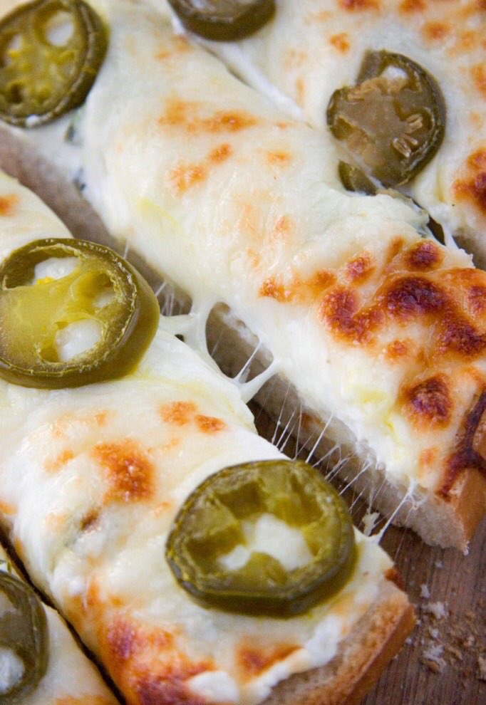 Tostada con queso y jalapeños.