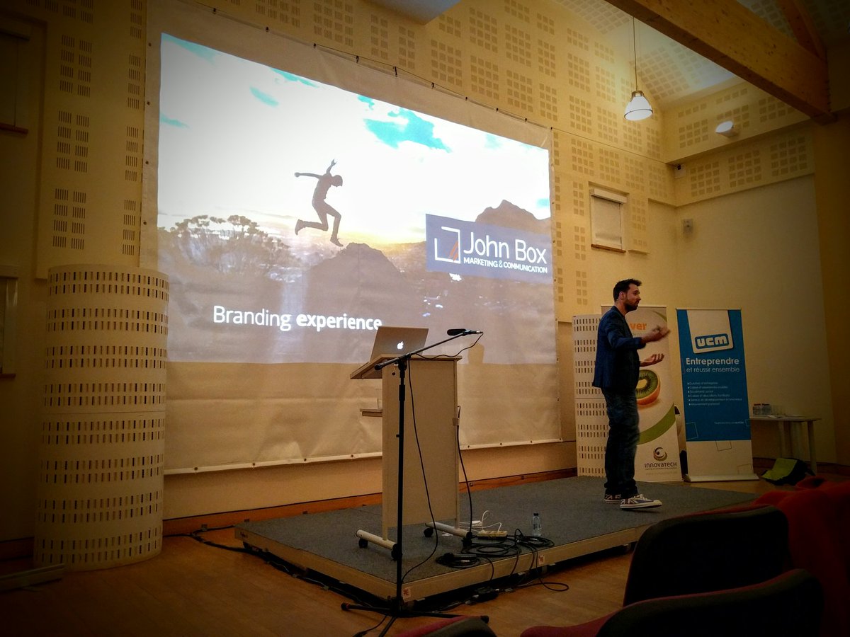 vpxavier's tweet photo. @JohnBoxxx nous parle du design au service de la communication. #objectifCom https://t.co/T1oYJEfQSL