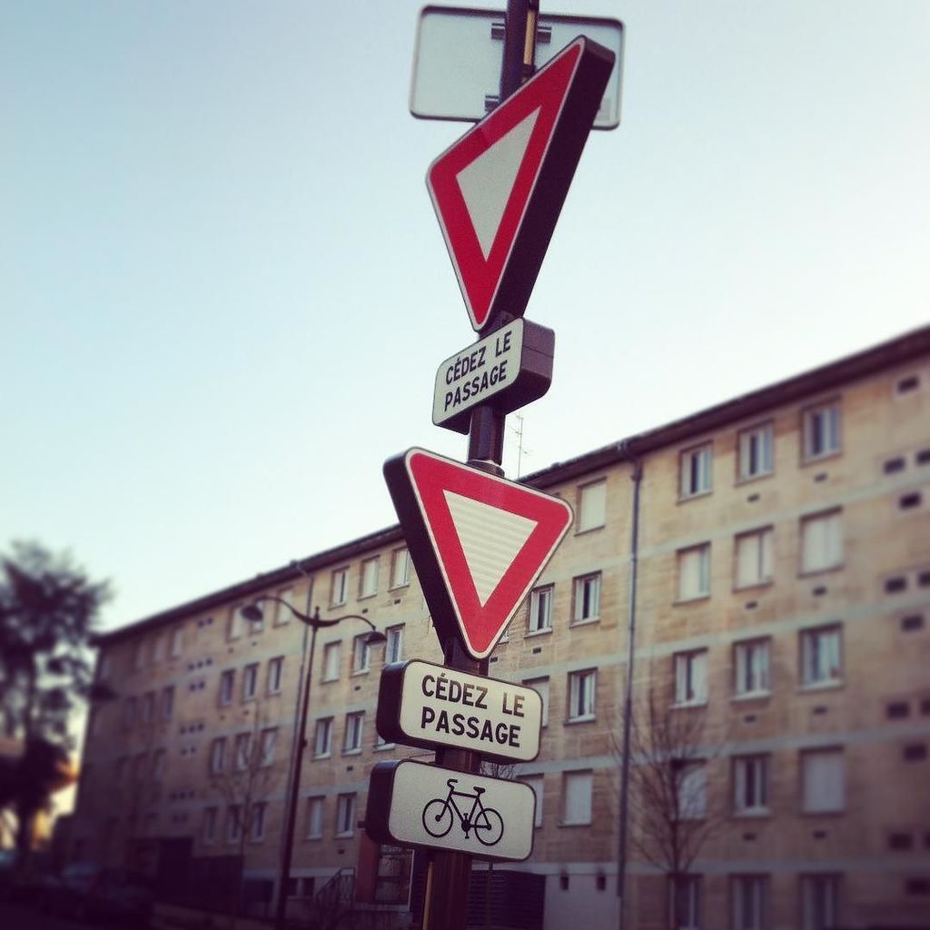 MonCherVelo's tweet photo. #Bourges personne ne bouge ! 😳 #mobilité #totemurbain #WTF #commentquonfait https://t.co/Vqh8l9DTo6 https://t.co/ThrxSWfxXe