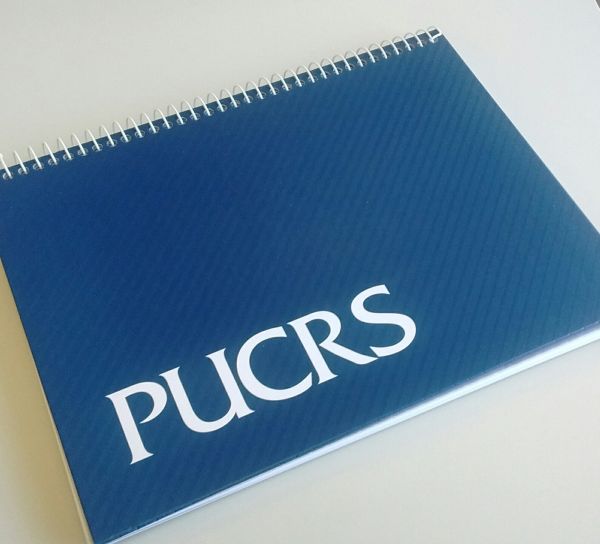 Calouros e veteranos já podem retirar o caderno da PUCRS! Veja os locais, datas e horários: j.mp/1QguuZK