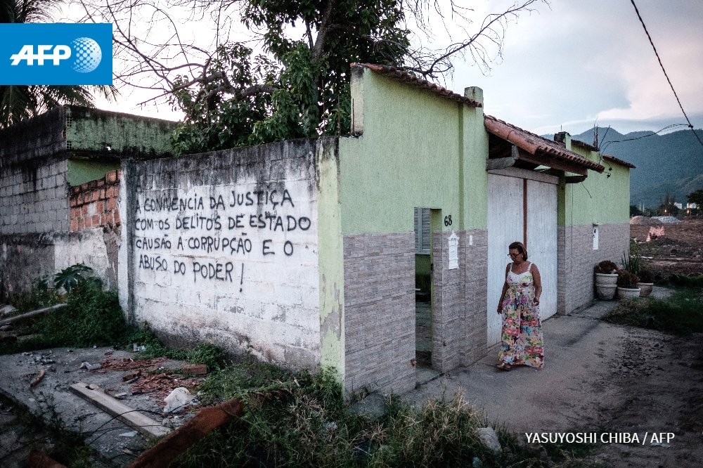 tpointu's tweet photo. Brésil/JO: une habitante refuse que sa maison devienne un parking #AFP par @tovarguedez
https://t.co/K2Rx22ergL https://t.co/ulo9MOk7RR