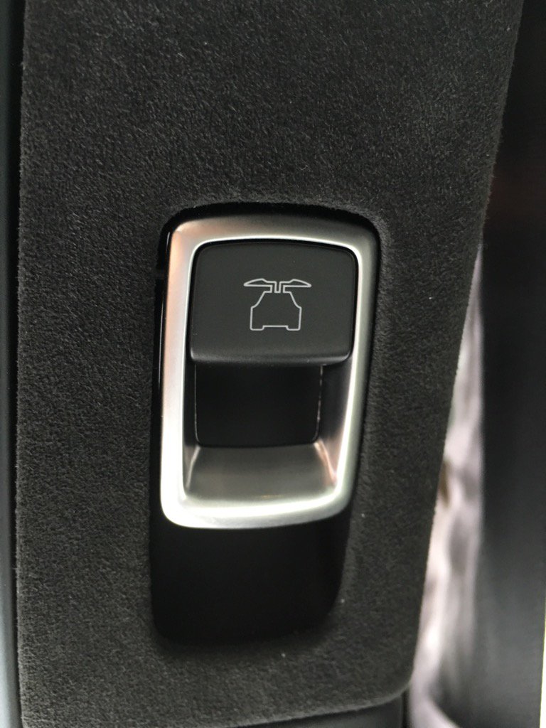 thebenoliver's tweet photo. If you must have a button to open the doors, make it a cool one. #tesla #modelx #GenevaMotorShow #gms2016 #GIMS https://t.co/l8WGIdUZYt