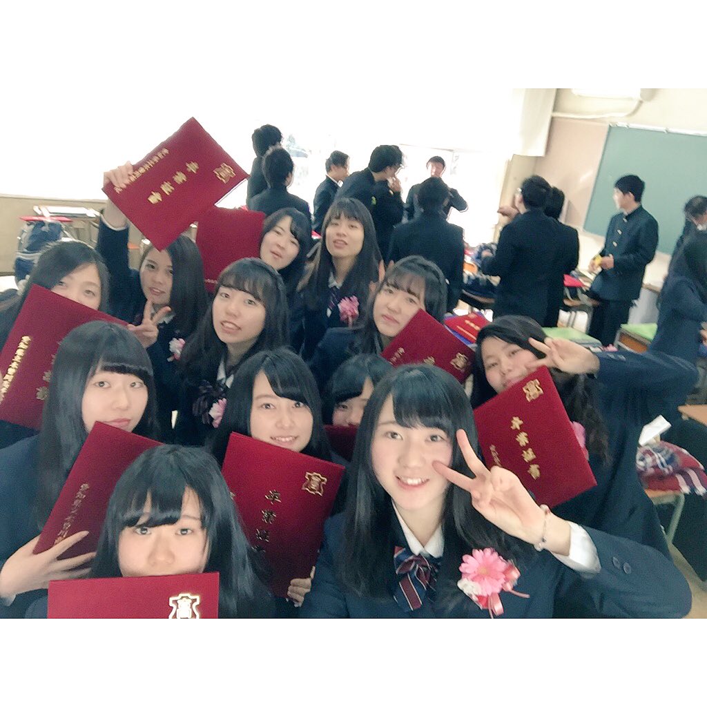 rarisaa_'s tweet photo. 卒業式🌸
3年間でいろんな出会いがありました！
みんなに会えて本当によかった🙂
ありがとうございました！ https://t.co/TWJBBWXWL1