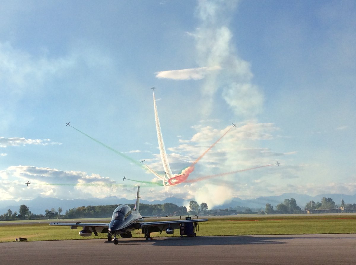 ItalianAirForce's tweet photo. 1 marzo 1961 - 1 marzo 2016. #55anni di acrobazie
#FrecceTricolori #latuasquadrachevola #55PAN https://t.co/7LQsSWGxYy