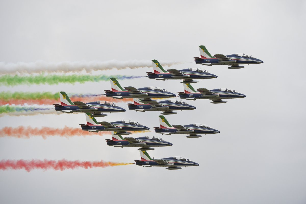 ItalianAirForce's tweet photo. 1 marzo 1961 - 1 marzo 2016. #55anni di acrobazie
#FrecceTricolori #latuasquadrachevola #55PAN https://t.co/7LQsSWGxYy