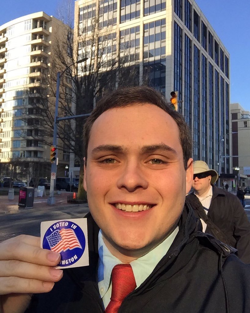 Telemundo44's tweet photo. ¡@LeonardoWZDC ya votó! ¿Y tu? Comparta con nosotros tu selfie con tu etiqueta engomada 😉 #YoDecido #TelemundoDC https://t.co/bPoBM9QFuV
