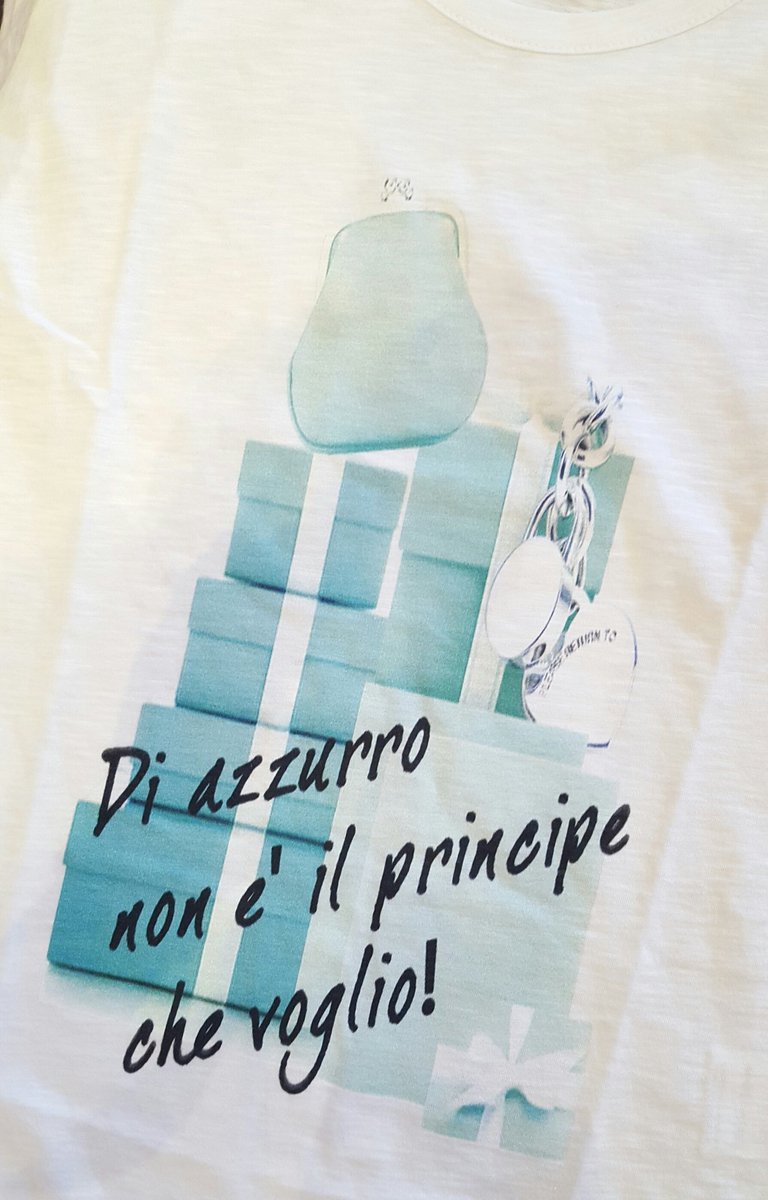 PassoCarrabile's tweet photo. Di #azzurro non è il #principe che voglio!
 #ranpollo #TommyHilfiger # borsa #tshirt #Passigatti https://t.co/TiDN2m4jYt