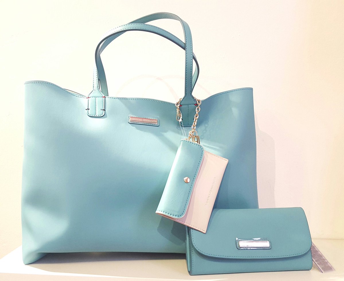 PassoCarrabile's tweet photo. Di #azzurro non è il #principe che voglio!
 #ranpollo #TommyHilfiger # borsa #tshirt #Passigatti https://t.co/TiDN2m4jYt