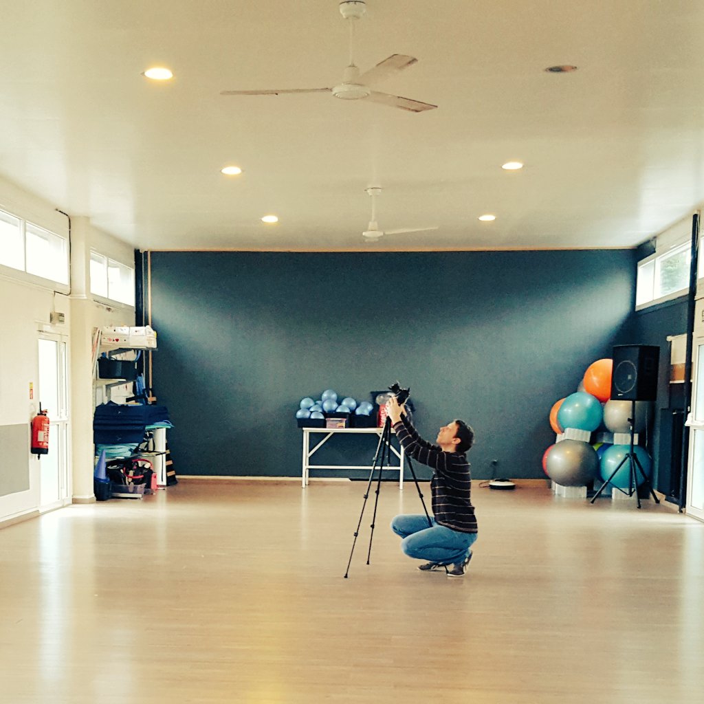 Échauffements sur le parquet pour notre <a href="/MaxooJC/">J.C</a> de choc! Sportif de bosser chez Cameo 😊