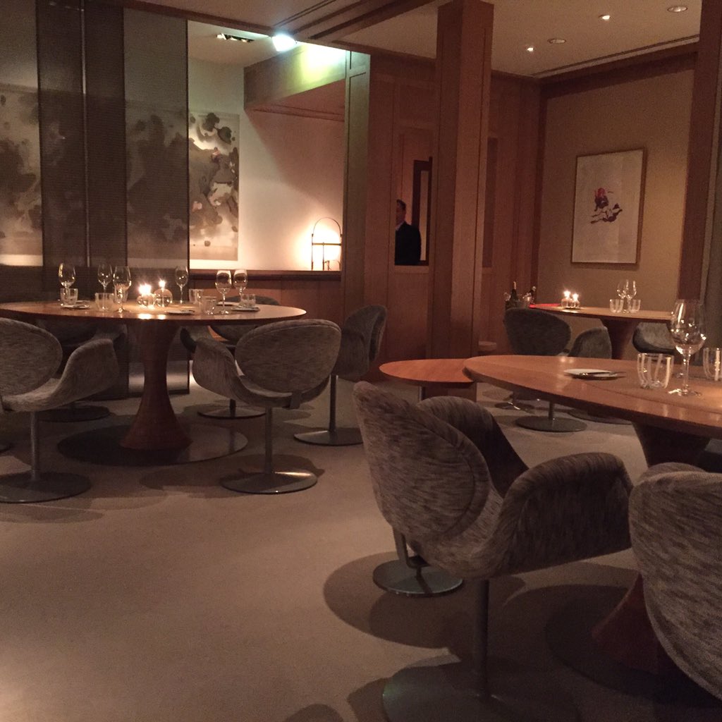NeilSn0wball's tweet image. Stunning dining room at Maison troisgros! Longest standing 3* 47 years. Impressive! @hewlett26