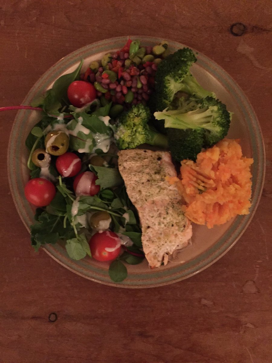 HealthandFitDoc's tweet image. Date night this weekend! Salmon, suede and carrot mash, with beans, broccoli and salad 👍🏻 #healthy #food #fitness