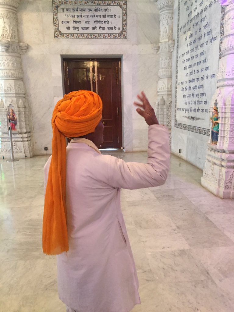 MeBhavya's tweet photo. Vrindavan and its #Krishna Bhakti. Krishna Devotees dance while chanting #HareKrishnaHareKrishna #premtemple https://t.co/BAJOrAPt73