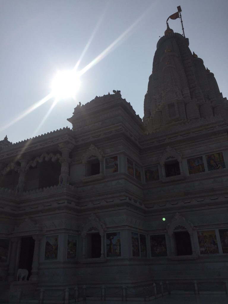 MeBhavya's tweet photo. Vrindavan and its #Krishna Bhakti. Krishna Devotees dance while chanting #HareKrishnaHareKrishna #premtemple https://t.co/BAJOrAPt73