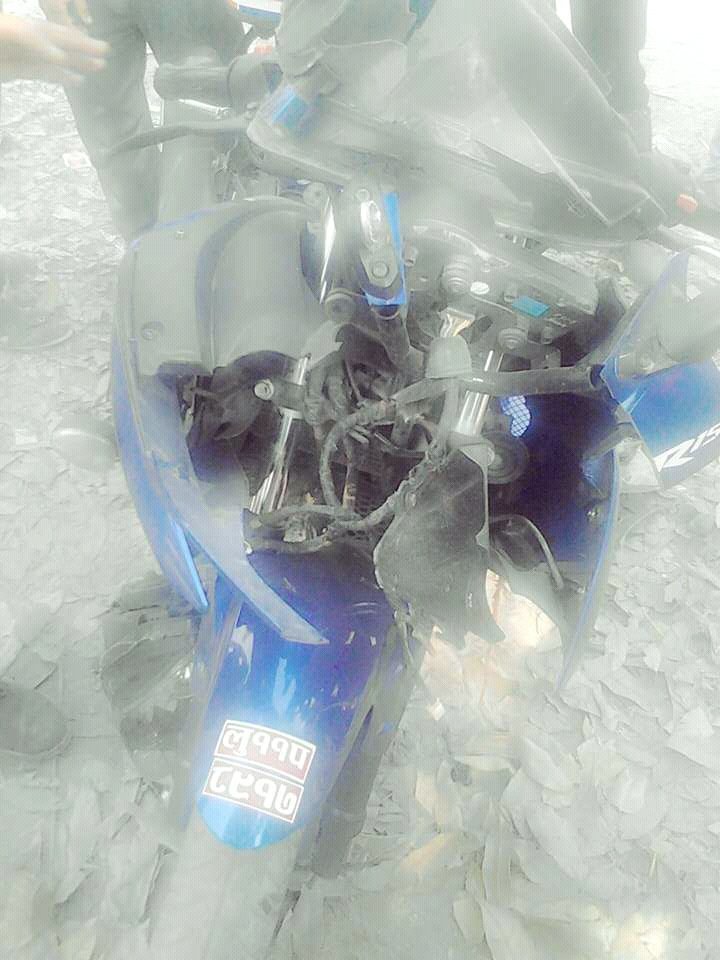 LonlyResham's tweet photo. Bikeले Bikeलाइ टक्कर
दिदा #R-15को यो हालत..
मान्छेलाइ भने नर्मल चोट मात्र
#ManiGram #ButwaL https://t.co/0GrSGcZ18L