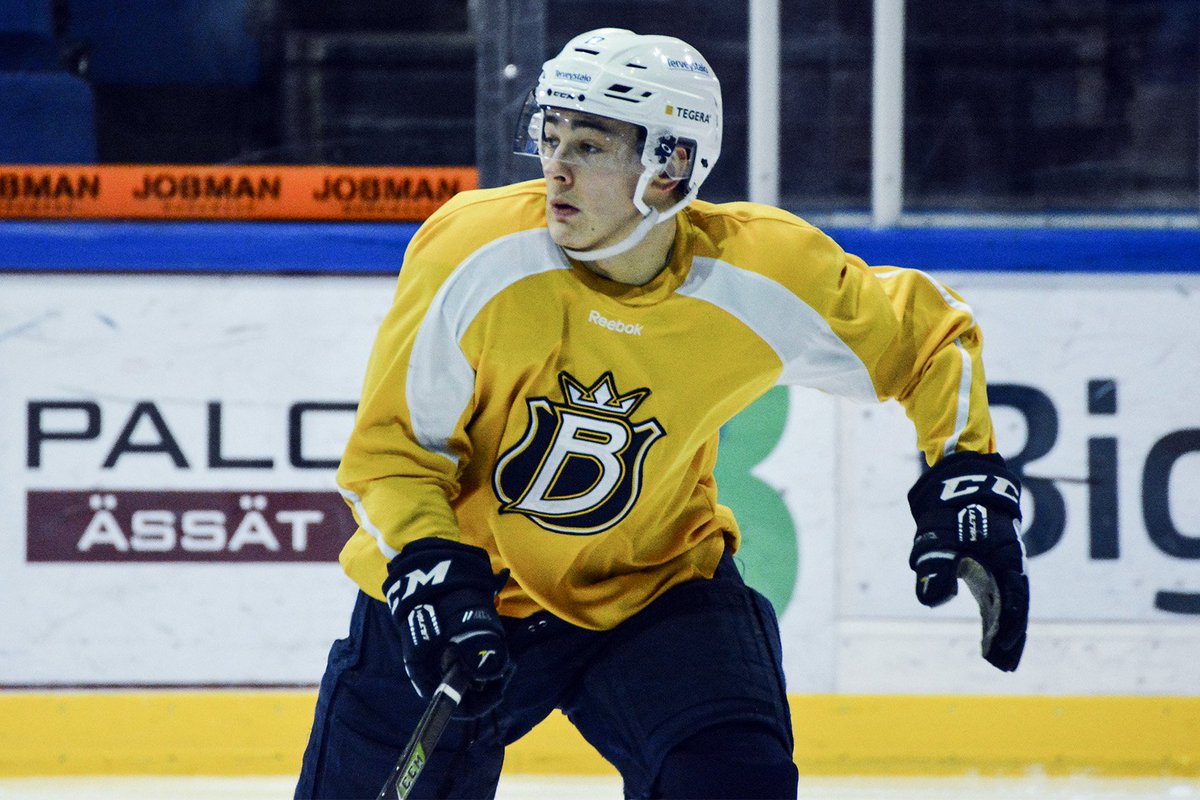 Tänään #Liiga-debyyttinsä tekee #EspooBlues’in A-nuorista kokoonpanoon nouseva puolustaja Erno Hopponen.