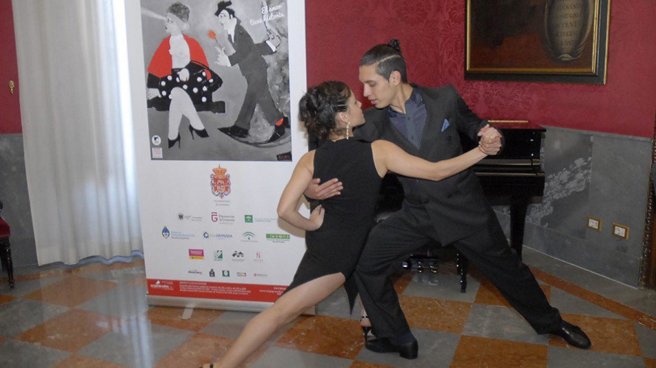 Festival Internacional de Tango ‘baila’ por primera vez al son de la Alhambra ow.ly/YUZiT <a href="/tangogranada/">F. Tango Granada</a>
