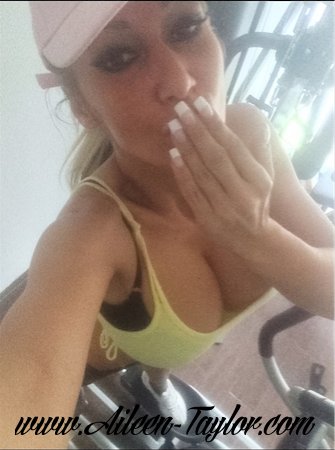 Guten Morgen! Ich bin flei&szlig;ig beim Sport und ab Mittag wieder f&uuml;r euch vor meiner Cam auf https://t.co/X5g8RdKwWR