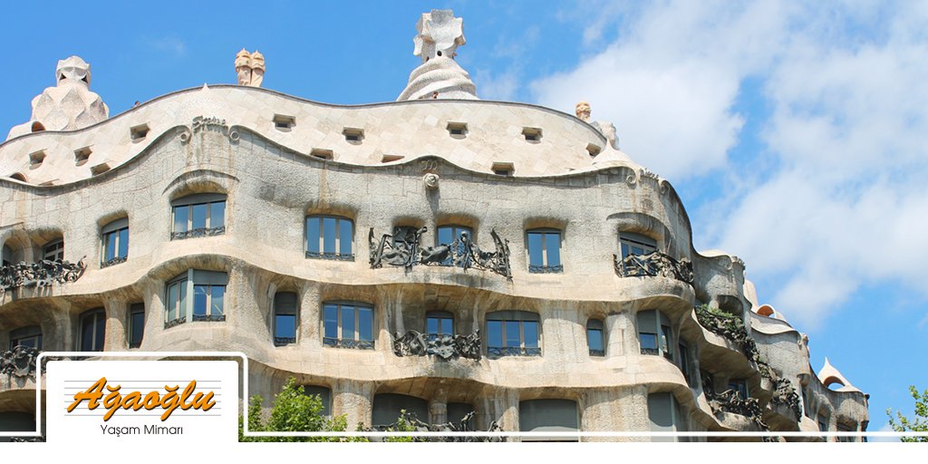 Casa Mila, 1906-1910 yılları arasında Antoni Gaudi tarafından tasarlanıp inşa edilmiştir.