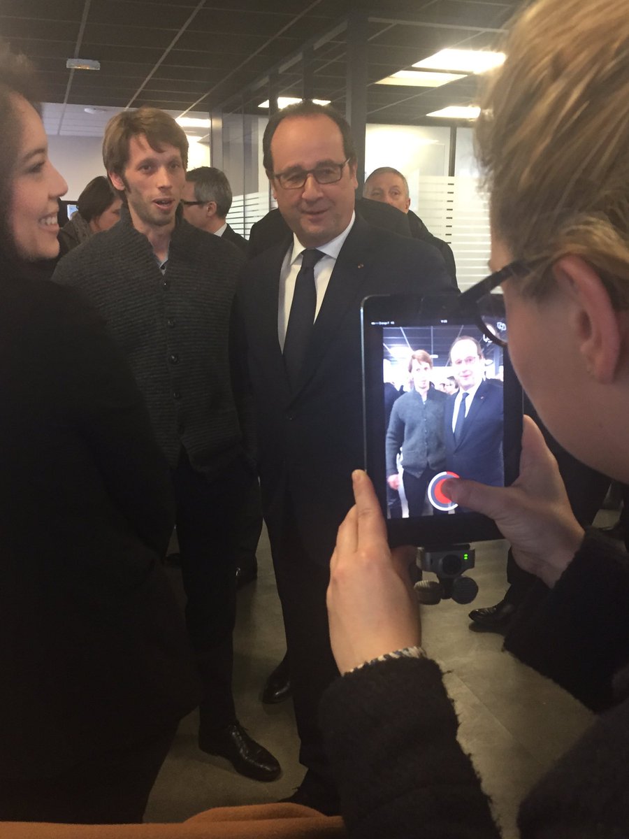 LeLabShirt's tweet photo. Quand François Hollande vient serrer la main de Le Lab @LookForwardHub  #president @francoishollande https://t.co/52gIxcJxRm
