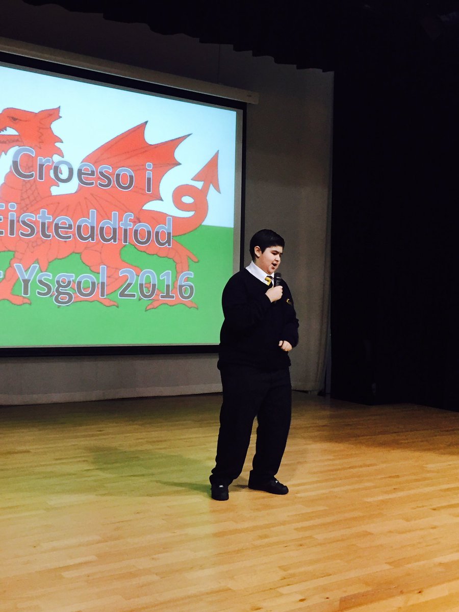 Yr7NewportHigh's tweet photo. Lip sync battle @NewportH Unbelievable effort to entertain the audience! Ardderchog 😃👍🏻 @NhsCymraeg https://t.co/3Hepm0emAA