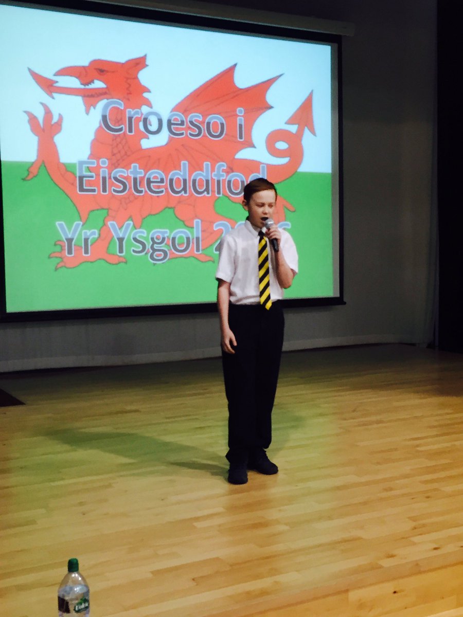 Yr7NewportHigh's tweet photo. Lip sync battle @NewportH Unbelievable effort to entertain the audience! Ardderchog 😃👍🏻 @NhsCymraeg https://t.co/3Hepm0emAA