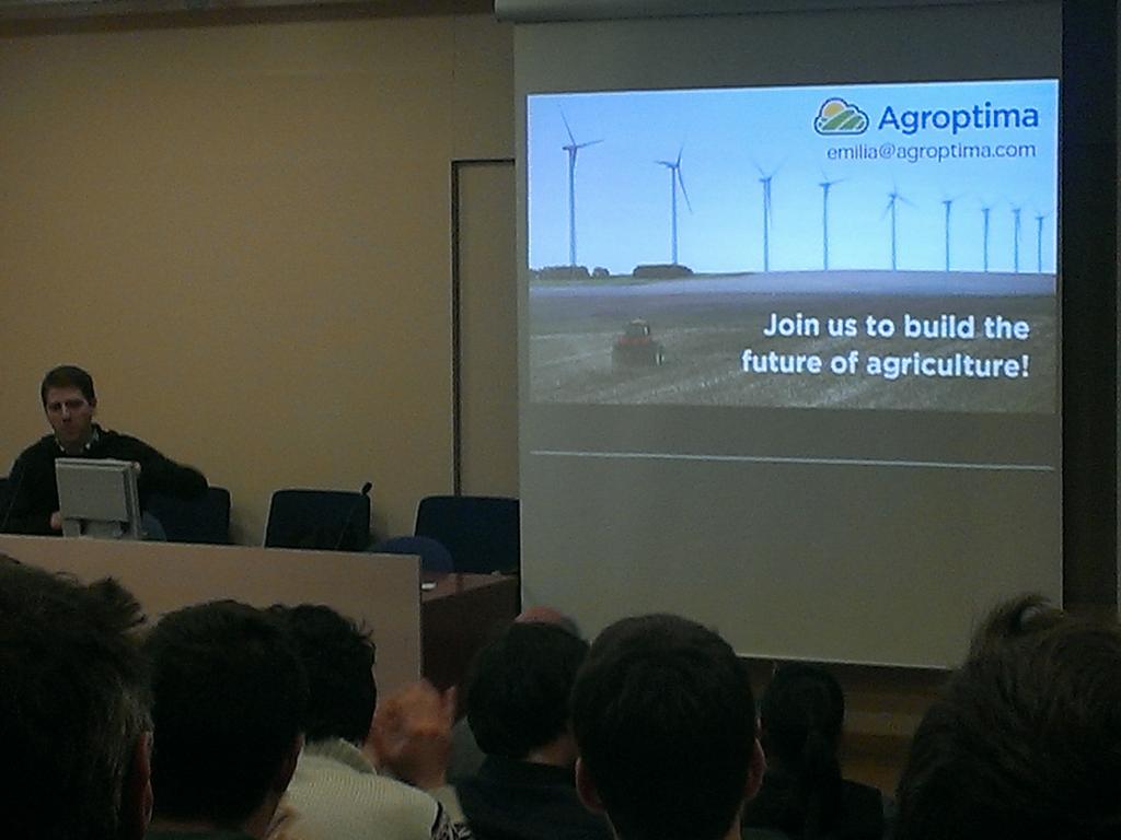 dvdglez10's tweet photo. @Agroptima, revolucionando el mundo de la agricultura #forumeseiaat @upc_eseiaat https://t.co/qtxdhs6IwU
