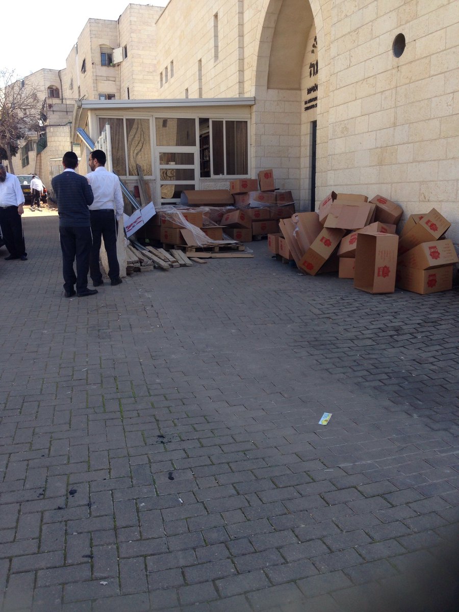 breadforisrael's tweet photo. 500 families have food. In Nachlaot. Because of Alain R'bibo. Now that's worth tweeting. #israel #feedisrael https://t.co/z7b12N1oOp
