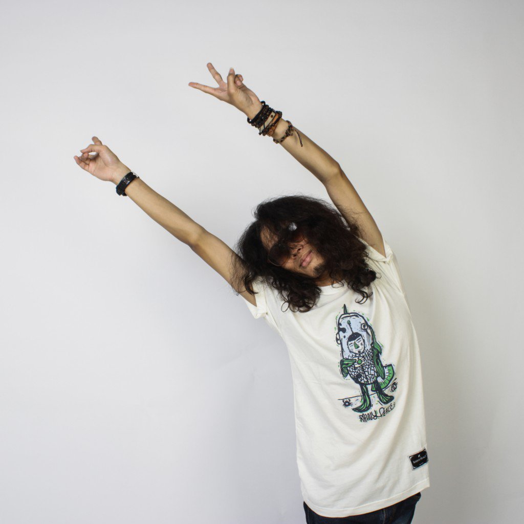 SELFISH (Broken White) tshirt - Size M, L, XL - IDR 130K - Order text +6285700040090 / Line : rainypeace_ .