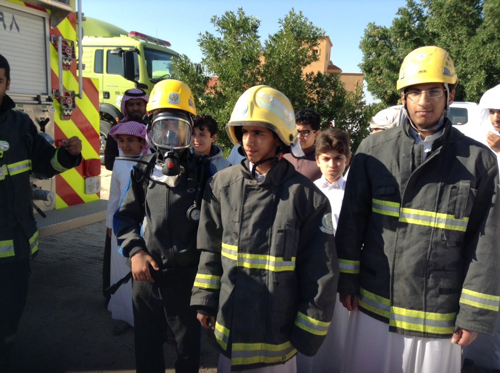 qarschool's tweet photo. مجموعة من الطلاب وهم يلبسون الملابس الخاصة برجال الدفاع المدني #اليوم_العالمي_للدفاع_المدني #إعلام_وقاية https://t.co/ZtOtFVbSmV