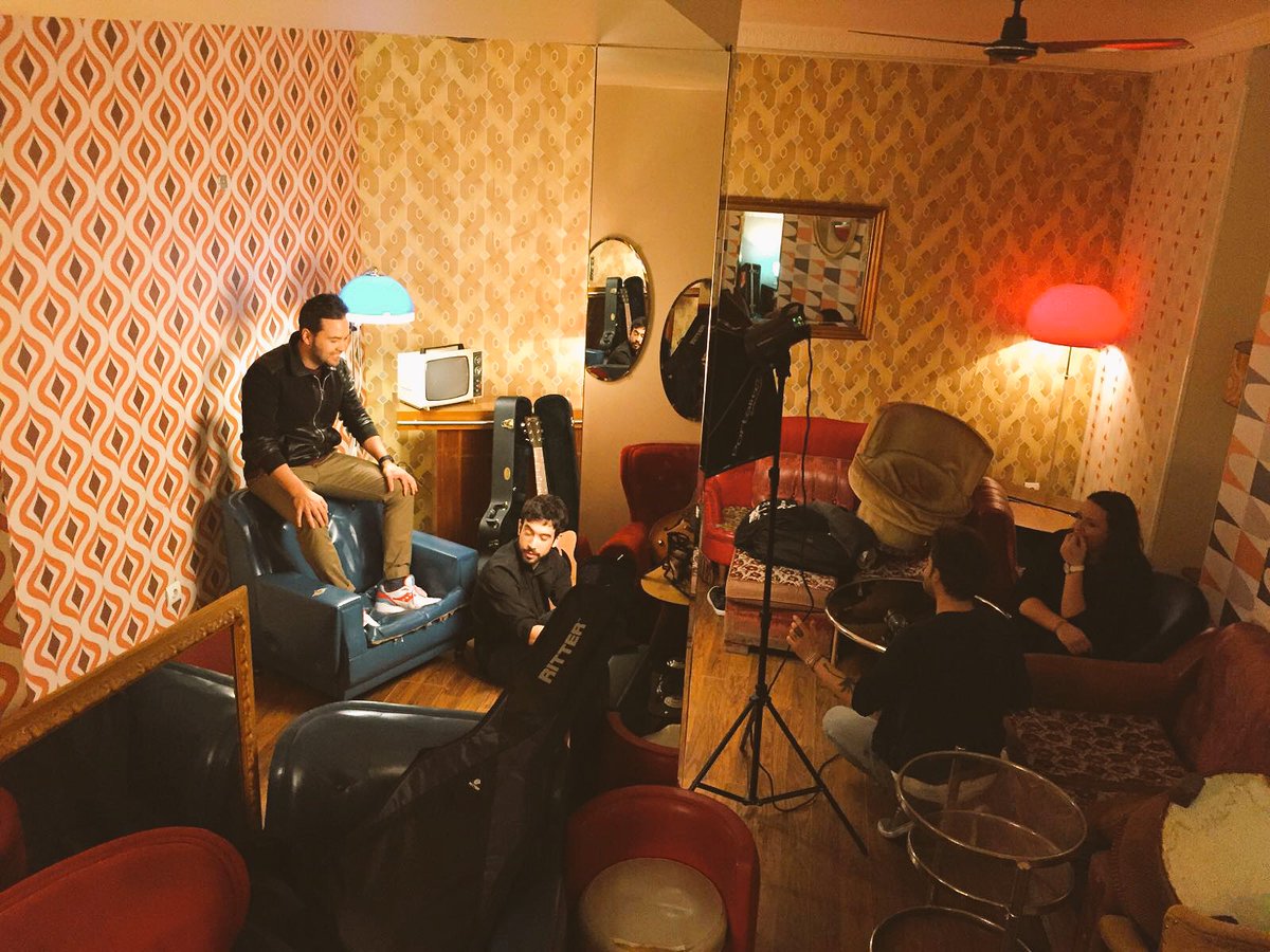 p40music's tweet photo. Making off de la sesión de fotos :-)) https://t.co/5MQVm59ARQ
