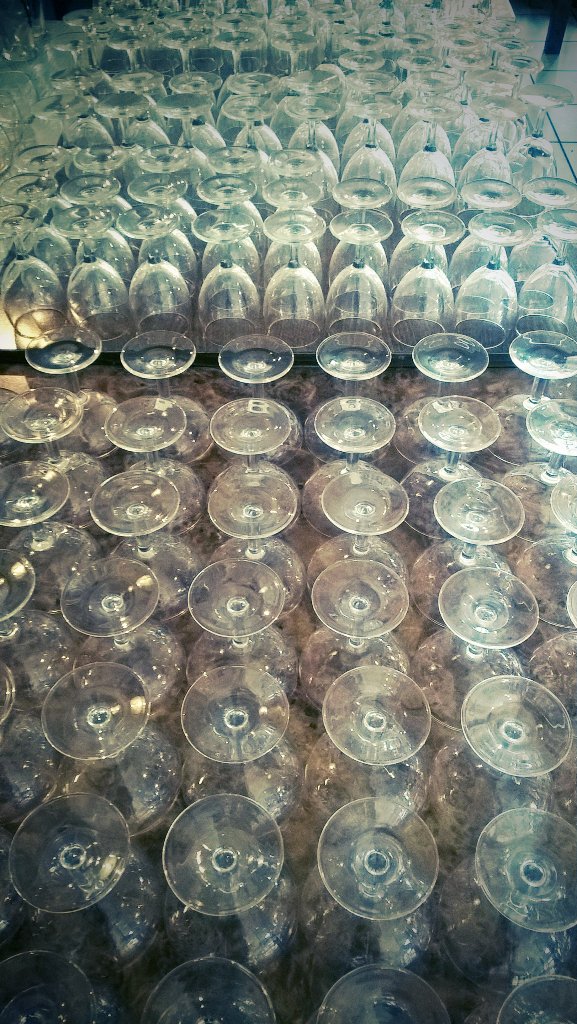 restaurantlours's tweet photo. Il y en a des verres à trier ! https://t.co/jSZdpP57Mn