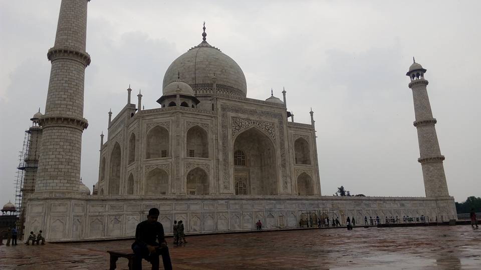 mohasalauddin's tweet photo. a Rare view of #TheTAJMahal it was #FridayFeeling & #children #PlayingInRain... had lived the moment .. at #peace https://t.co/Qo2v8A3Mqr