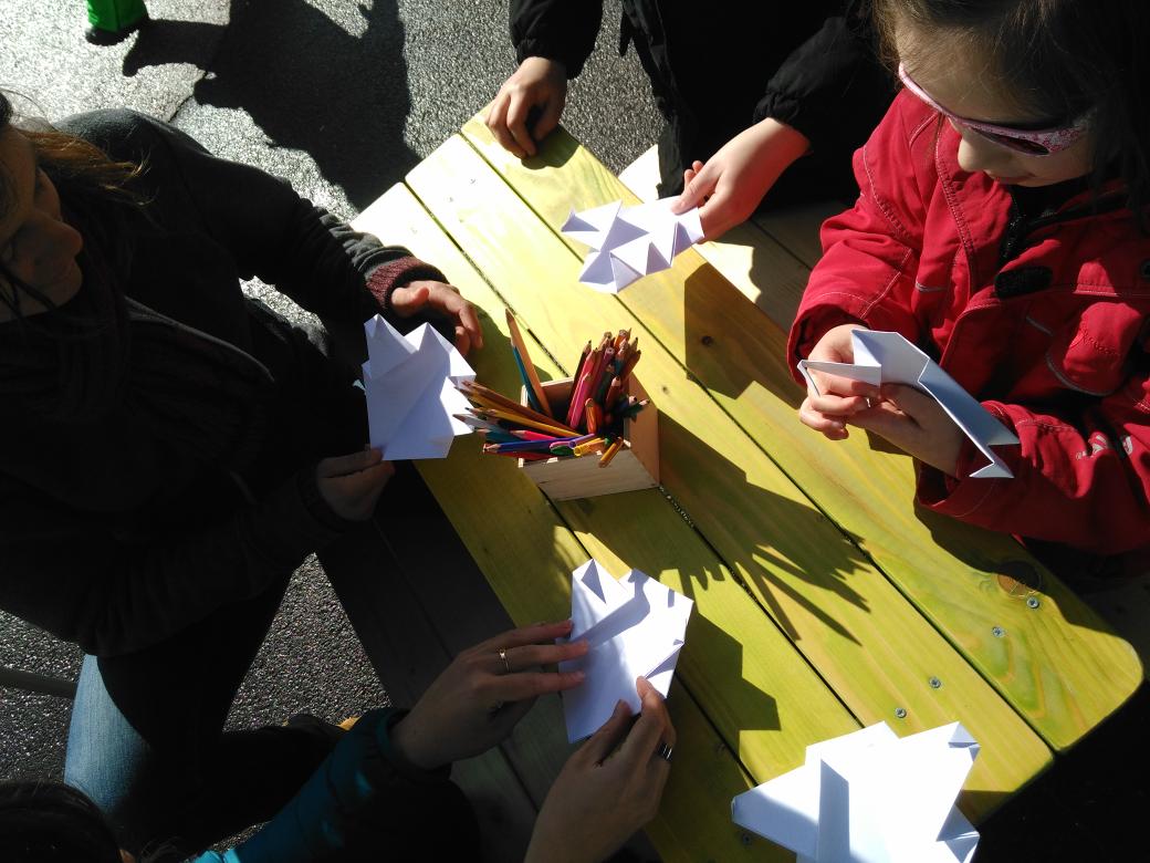 AdelieFlocon's tweet photo. L'ours de #latania en origami ! C'est devant le camion d'@AdelieFlocon devant l'Office du tourisme de #latania !! https://t.co/sQHvayfELR