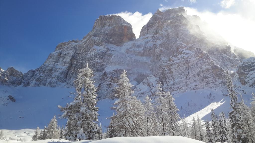 DolomitesUNESCO's tweet photo. Direzione #rifugio #citta' di #Fiume siamo ai piedi del #Pelmo #Dolomiti #UNESCO https://t.co/EJwgGGbldm