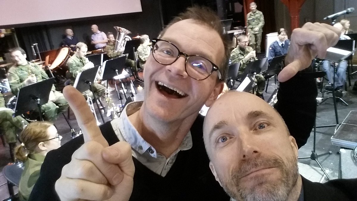 asleike's tweet photo. Dirigent og superkollega @JonRormark og solisten, foran Norges mest høytflyvende orkester @Luftkorpset https://t.co/AiBnjpp9bS
