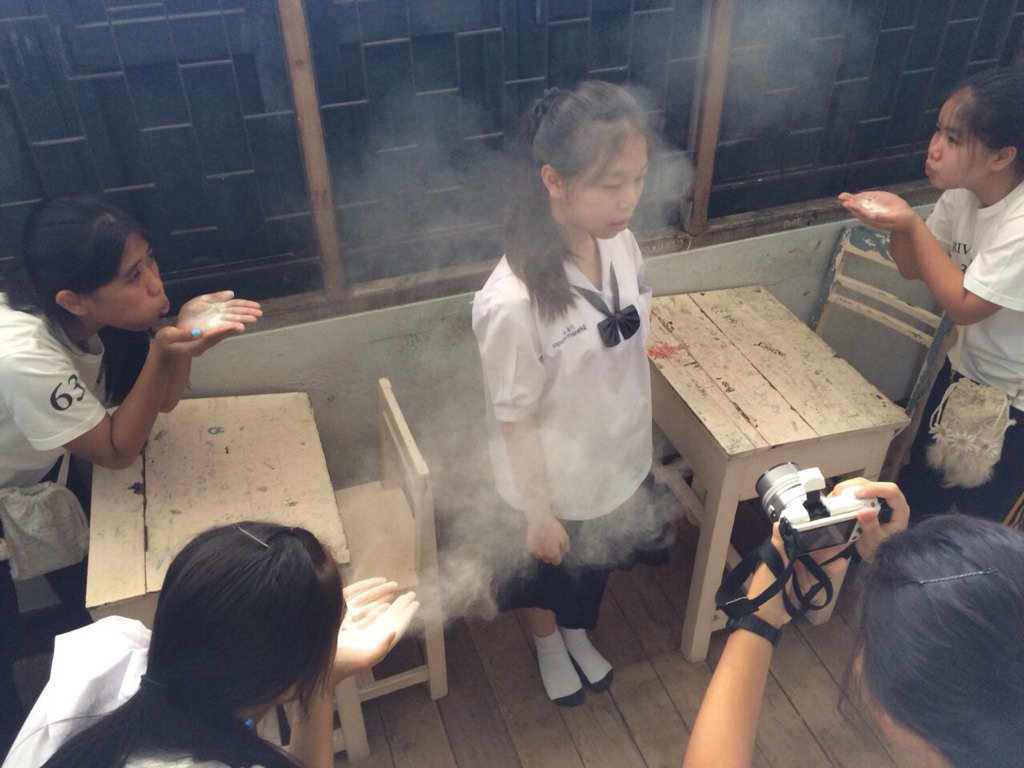 be_pyahhh's tweet photo. เมื่ออยากได้ฉากควัน ขอบคุณนะเพื่อน สามัคคีกันดีมากเว่อ😅👍งานเป่าแป้งเปิดแฟลตก็มา #เพื่อนกูเป็นคนตลก #ทดลองทําตามทวิต https://t.co/b84UVBbC4G