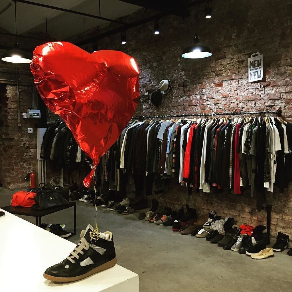 kscheib's tweet photo. Vintage balloon anyone? #Moscow #shopping #latergram #hipstershoes #secondfriend https://t.co/9nisMa9i30 https://t.co/dOfeYcPp9j