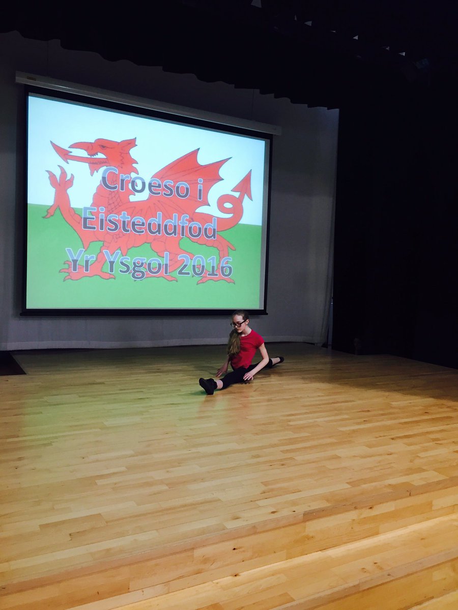 Yr7NewportHigh's tweet photo. Diolch Lili - a great performance in the Year 7 Eisteddfod - brave and confident @NewportH @NhsCymraeg 👏🏻👏🏻👏🏻 https://t.co/2Z3fb3pxkj