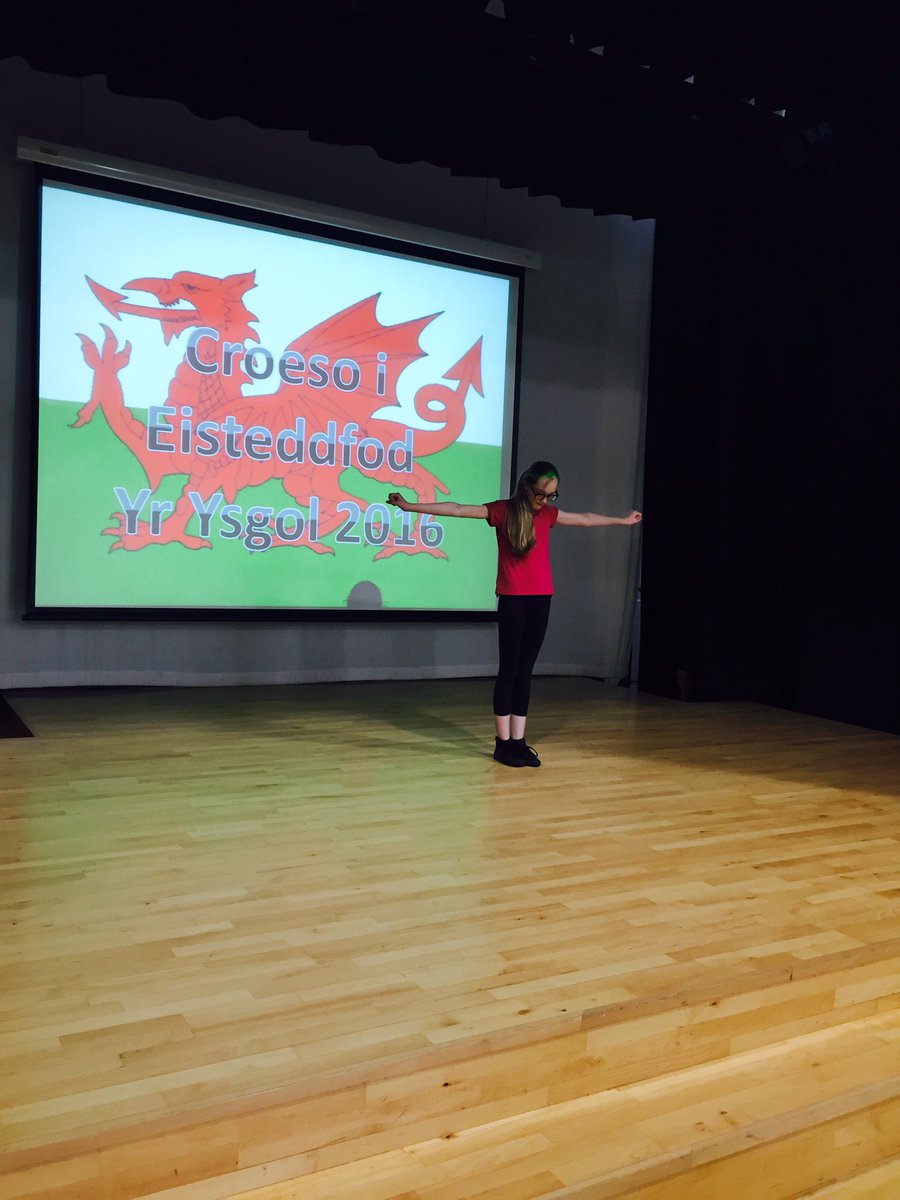 Yr7NewportHigh's tweet photo. Diolch Lili - a great performance in the Year 7 Eisteddfod - brave and confident @NewportH @NhsCymraeg 👏🏻👏🏻👏🏻 https://t.co/2Z3fb3pxkj