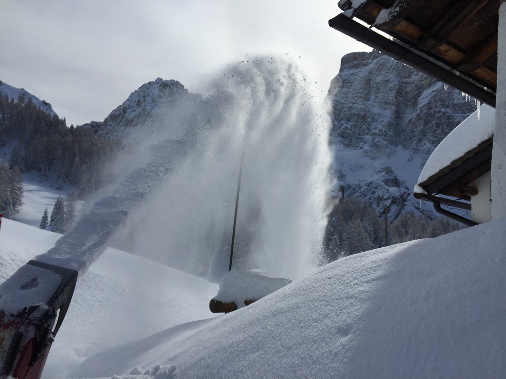 Finalmente, lavori in corso con la #neve  #dolomiti #valdizoldo #rifugio Valfiorentina rifugiocittadifiume.it