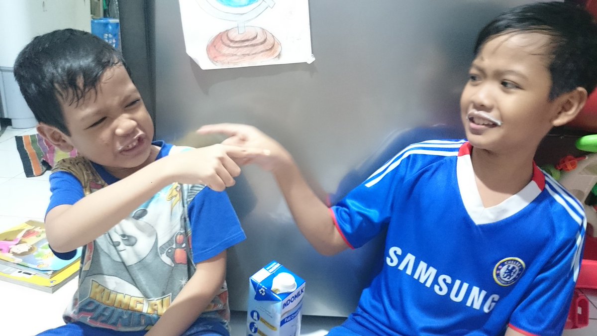 kirana21's tweet image. Gini deh kalo pd bs tuang #NewIndomilkUHT1L sendiri, disuruh #minumsusu malah mainan #milkmoustache haha.