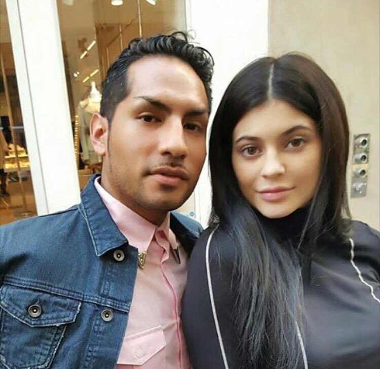 EveryJenners's tweet photo. Kylie avec un fan à San Francisco (24/02) https://t.co/0Xb0ts8a5c