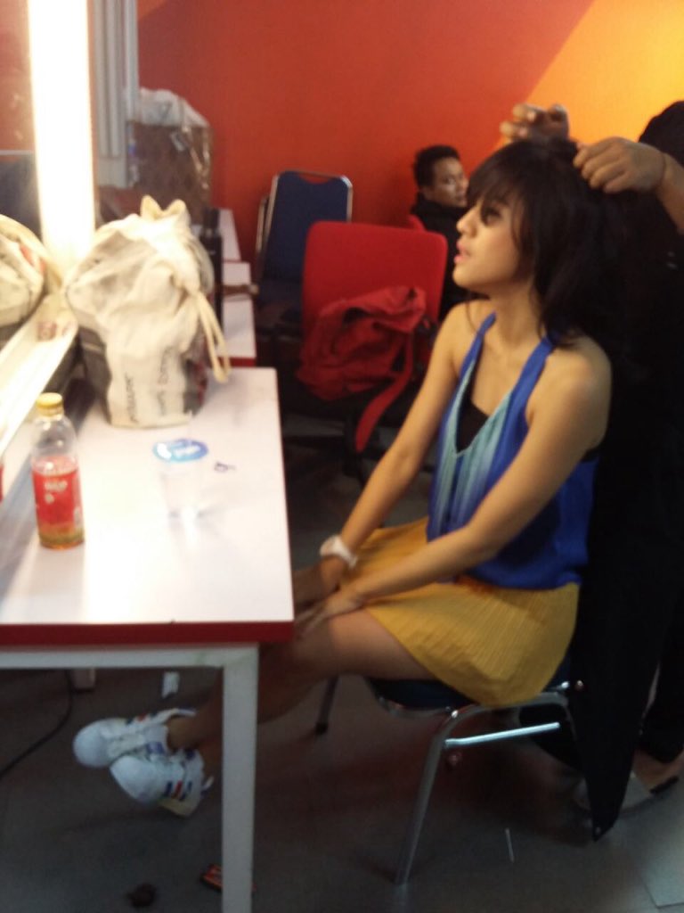 Hii <a href="/unaputri/">Una Putri Thamrin ♔</a> semangatt yak ini lagi nntn kamu ka 😘