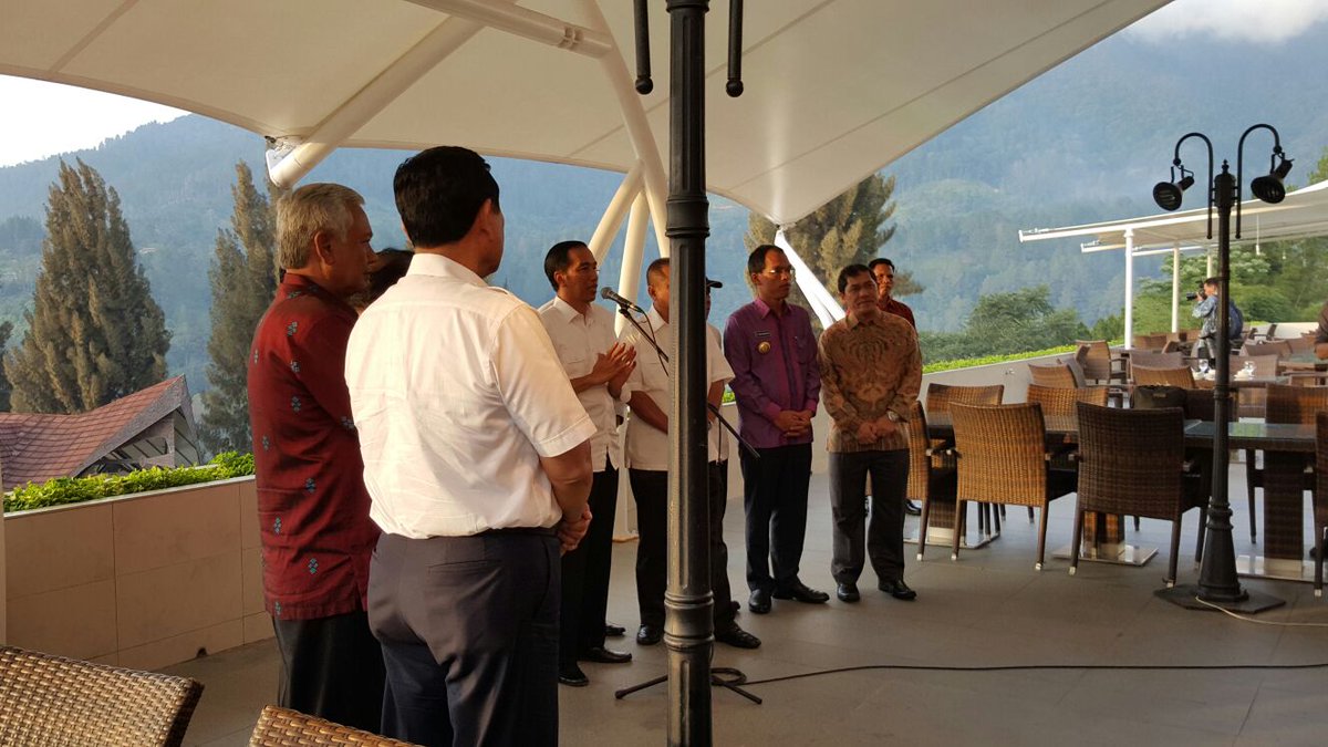 jokowi's tweet image. Membanggakan. Tujuh bupati sepakat membangun Danau Toba. Toba akan jadi tujuan wisata dunia -Jkw