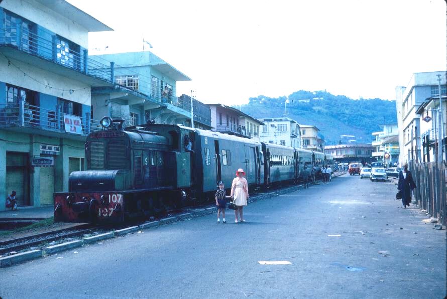 SLRailwayMuseum's tweet photo. Until 1974, passenger &amp; goods trains ran through Freetown streets of #sierraleone. The city roads are busier now! https://t.co/aco5HAHZK9